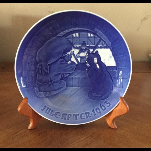 1963 Bing & Grondahl Christmas Plate - Elf & Cat